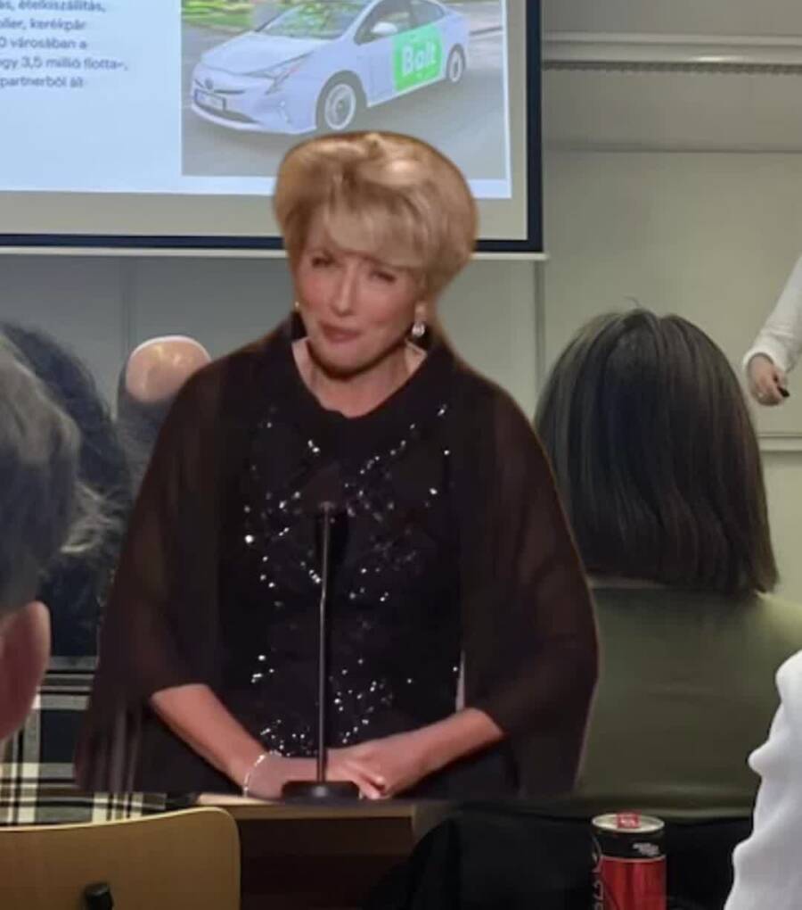 KÉSZ VAGY MÁR A SZAKDOGÁVAL?