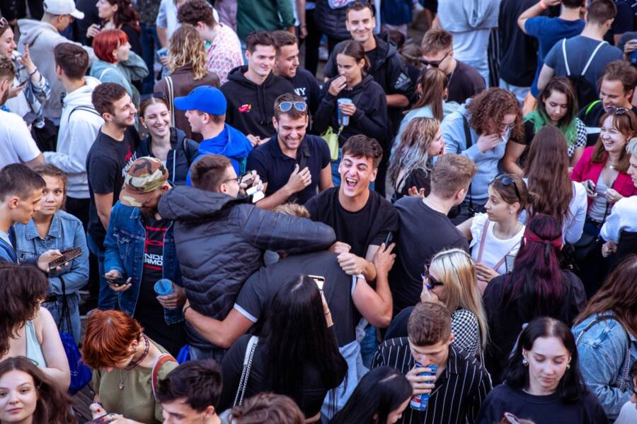 POP – UGYE TE SEM EGYEDÜL IZGULSZ A NÉGY FAL KÖZÖTT?