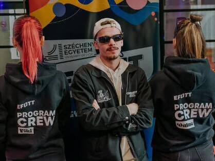 LIL FRAKK IS VELÜNK HANGOL AZ EFOTT-RA